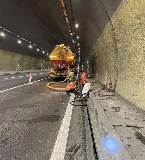 英吉沙隧道排水渠清淤